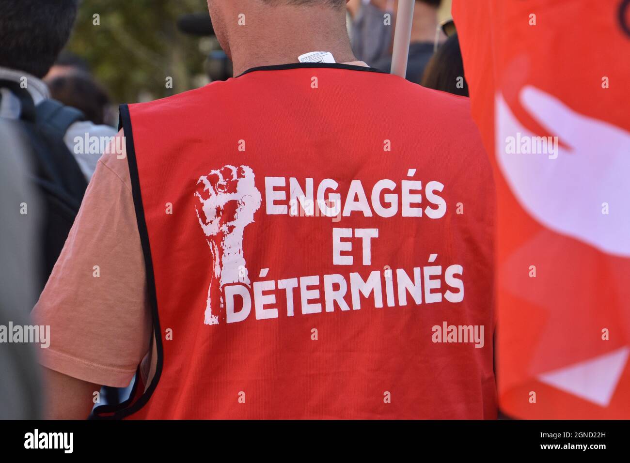 Marseille, France. 23 septembre 2021. Un manifestant portant un gilet avec un logo syndical pendant la demonstration.Organized par le syndicat 'CGT' (Confédération générale du travail) afin de sortir les chômeurs précaires de leur précarité. (Photo de Gerard Bottino/SOPA Images/Sipa USA) crédit: SIPA USA/Alay Live News Banque D'Images