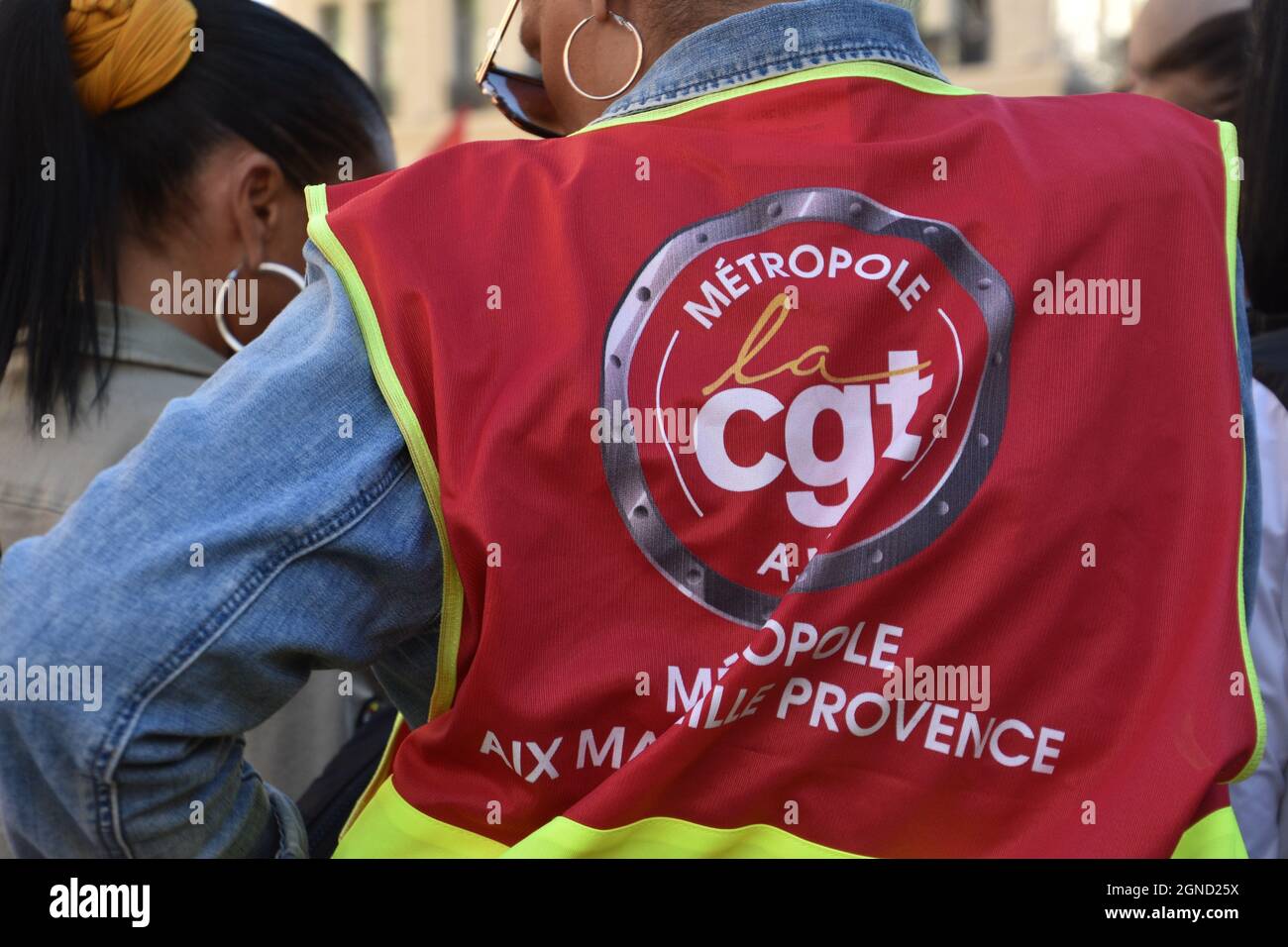 Marseille, France. 23 septembre 2021. Un manifestant portant un gilet avec un logo syndical pendant la demonstration.Organized par le syndicat 'CGT' (Confédération générale du travail) afin de sortir les chômeurs précaires de leur précarité. (Photo de Gerard Bottino/SOPA Images/Sipa USA) crédit: SIPA USA/Alay Live News Banque D'Images