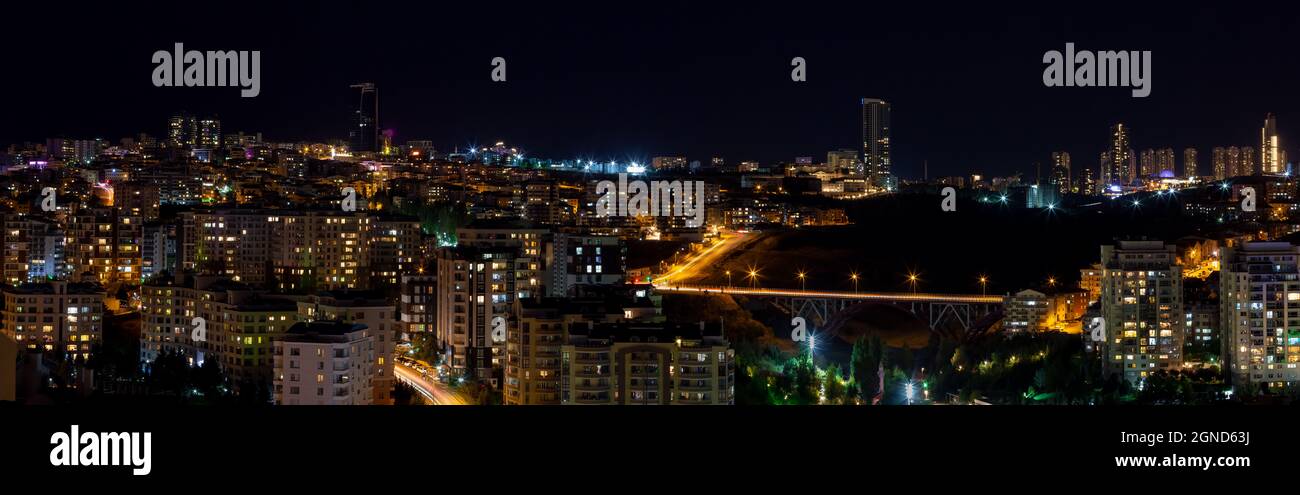 Magnifique paysage urbain panoramique des quartiers de Cankaya, Oran et Dikmen à Ankara la nuit. Photographie en exposition prolongée du pont de la vallée de Dikmen. Banque D'Images