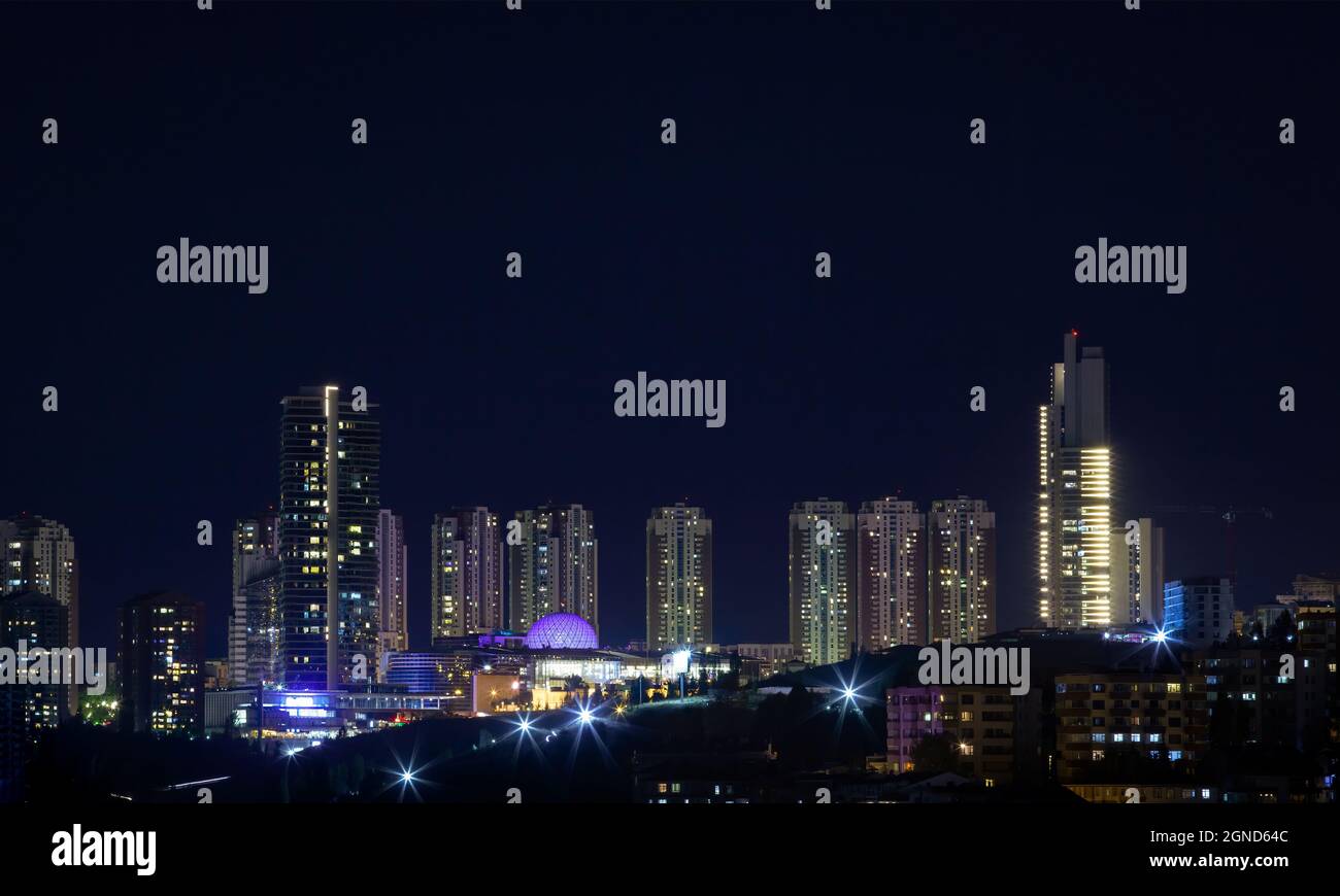 Magnifique paysage urbain d'Ankara la nuit. Photo lointaine du quartier d'Oran avec gratte-ciel. Banque D'Images