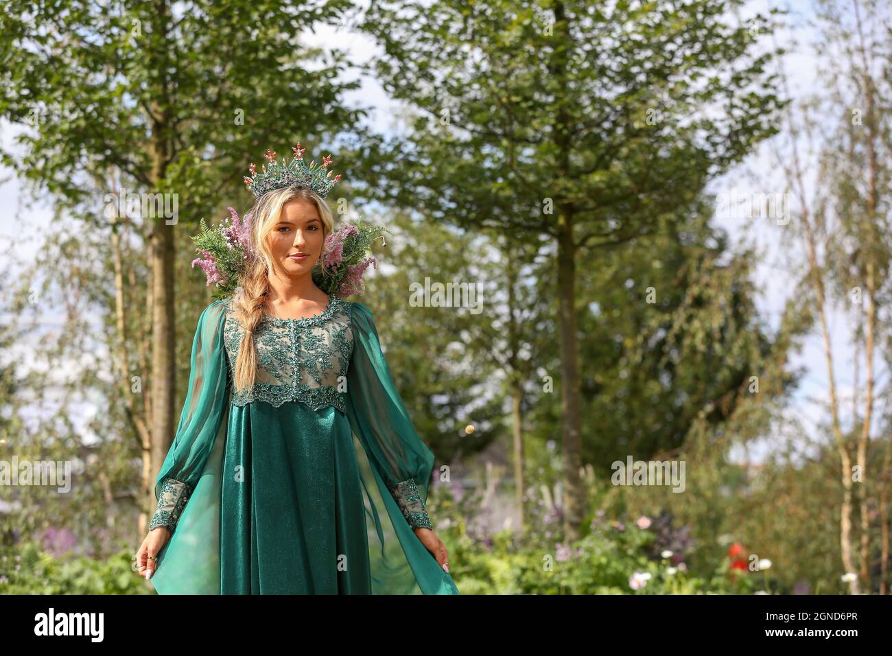 Londres, Royaume-Uni. 20 septembre 2021. Le mannequin Lydia Butler représentant la maîtresse des montagnes de l'Oural, photographié devant le jardin de la canopée verte de la Reine du RHS. RHS Queen's Green Canopy Garden est la plus grande parcelle du Chelsea Flower Show, avec 21 arbres et plus de 3,500 plantes pour souligner l'importance des arbres et des bois. Le spectacle est organisé par la Royal Horticultural Society dans le domaine de l'Hôpital Royal Chelsea. (Photo par Steve Taylor/SOPA Images/Sipa USA) crédit: SIPA USA/Alay Live News Banque D'Images