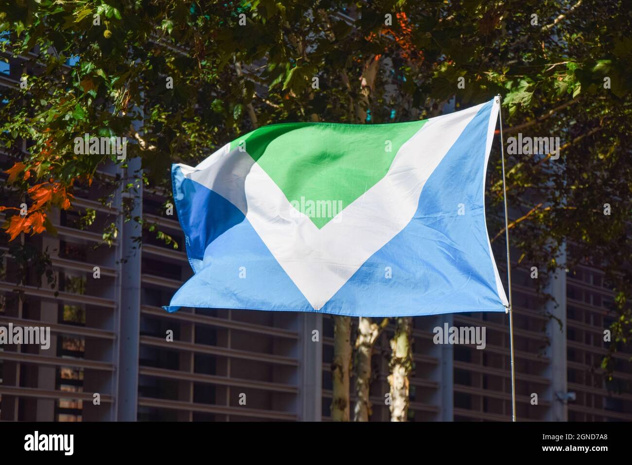 Londres, Royaume-Uni. 24 septembre 2021. Un drapeau vegan est vu pendant la manifestation.des activistes se sont rassemblés à l'extérieur du Home Office pour demander la libération des beagles à l'installation de reproduction de MBR Acres (Marshall bioressources), et appelant le gouvernement à mettre fin aux essais et aux expériences sur les animaux. Crédit : SOPA Images Limited/Alamy Live News Banque D'Images