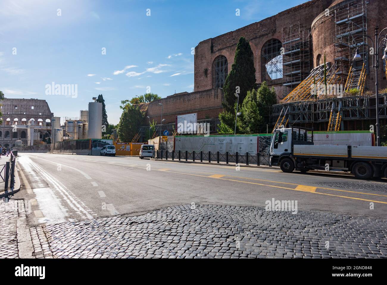 Les travaux et le chantier de construction de la nouvelle ligne C du métro en face du Colisée. Métro de Rome, Latium, Italie. Banque D'Images