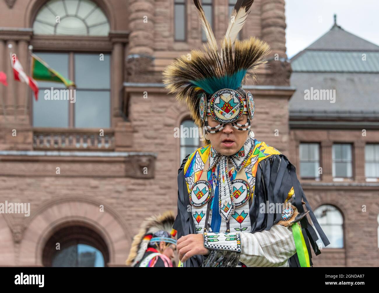 Danseuse des Premières Nations du Canada qui se présente lors de la Marche mondiale sur le climat organisée par les vendredis pour l'avenir devant l'Assemblée législative provinciale Banque D'Images