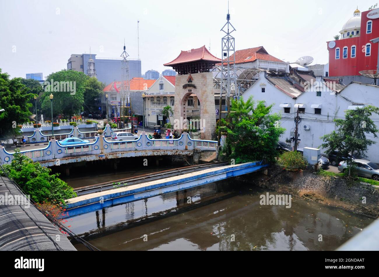 Pont et porte de Pasar Baroe vu d'une hauteur. Pasar Baru est un marché et un quartier commerçant de Jakarta qui est autour depuis longtemps. Banque D'Images