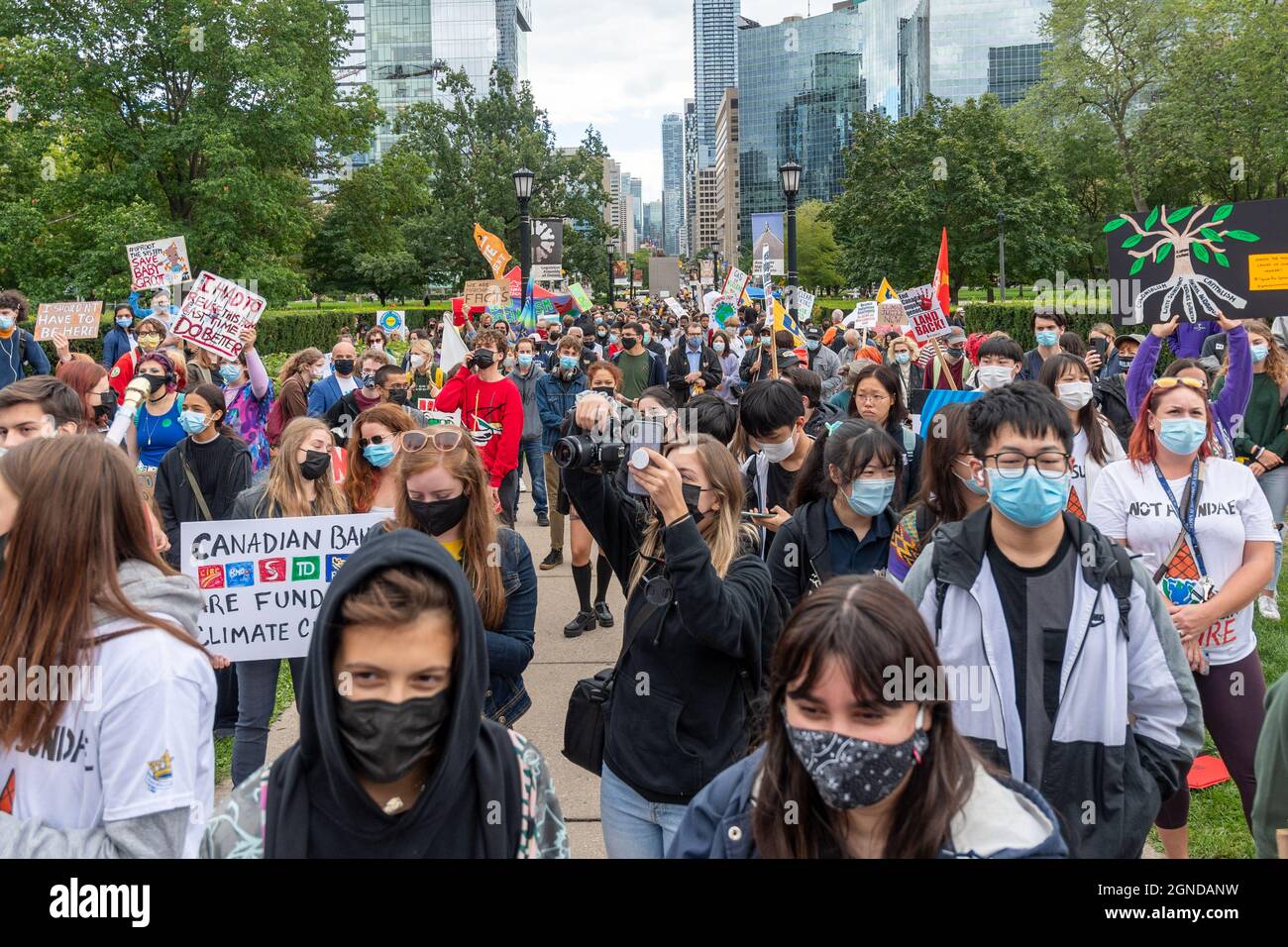 Vue générale de la foule de personnes participant à la Marche mondiale sur le climat organisée par les vendredis pour l'avenir devant le Construcdin législatif provincial Banque D'Images