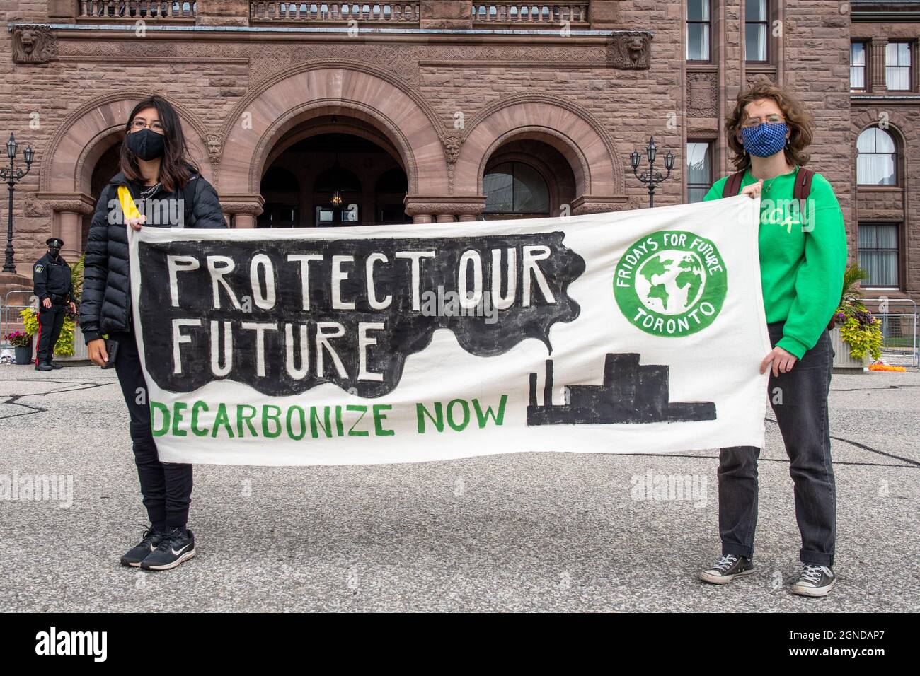 Signez la lecture "Protégez notre avenir, décarboniser maintenant" lors de la Marche mondiale sur le climat organisée par les vendredis pour l'avenir devant la Legisla provinciale Banque D'Images