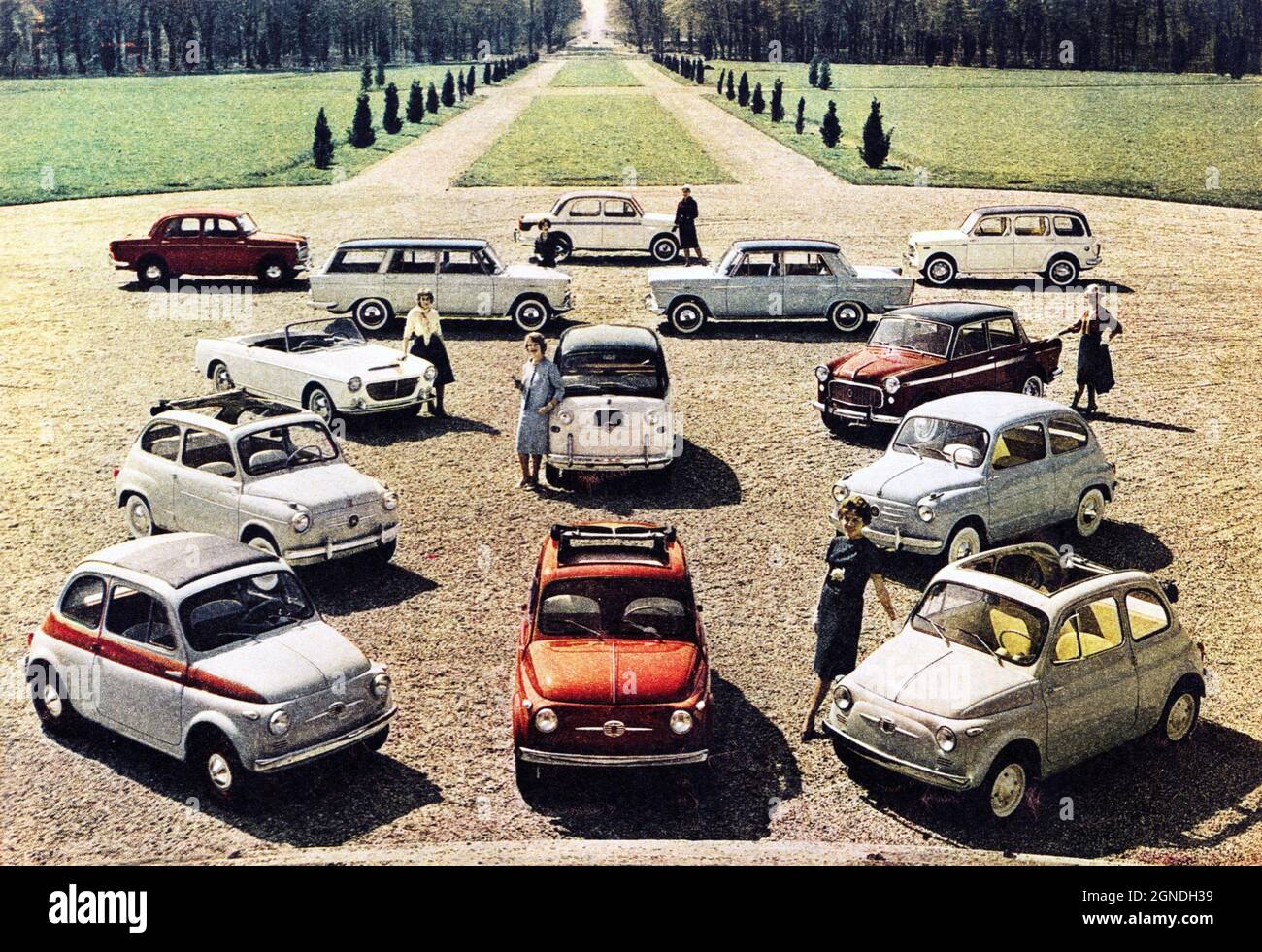 1958 , ITALIE : les voitures FIAT nouveaux modèles , 500 Sport , 600 Trasformabile , Cabriolet 1200 à 2 places , 1100 Luxe , 600 Multila , 1800 Berlina , 1100 Famigliare , 1200 Gran Vista , 600 Berlina , 500 deconverable et 500 tettuccio apribile - AUTOMOBILI - PUBLICITÉ - aggàà - disegnatore - autoveicoli - industria automilistica - AGNELLI - automobile ---- Archivio GBB Banque D'Images