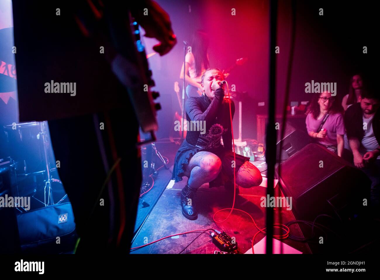 Édimbourg, Écosse. Vendredi 24 septembre 2021. La chanteuse Connie Constance se produit à l'emblématique site d'Édimbourg Sneaky Pete's dans le cadre d'une courte visite au Royaume-Uni. Elle a sorti son premier album, 'English Rose' en 2019 et l'a suivi lors de LockDown avec un certain nombre d'EPS acclamé par la critique, y compris 'Prim & Propa' et 'The Butterfly Club' sur son propre label Jump the Fence. Elle a été nommée BBC radio 1 Power Artist of the Month en août 2021. Banque D'Images