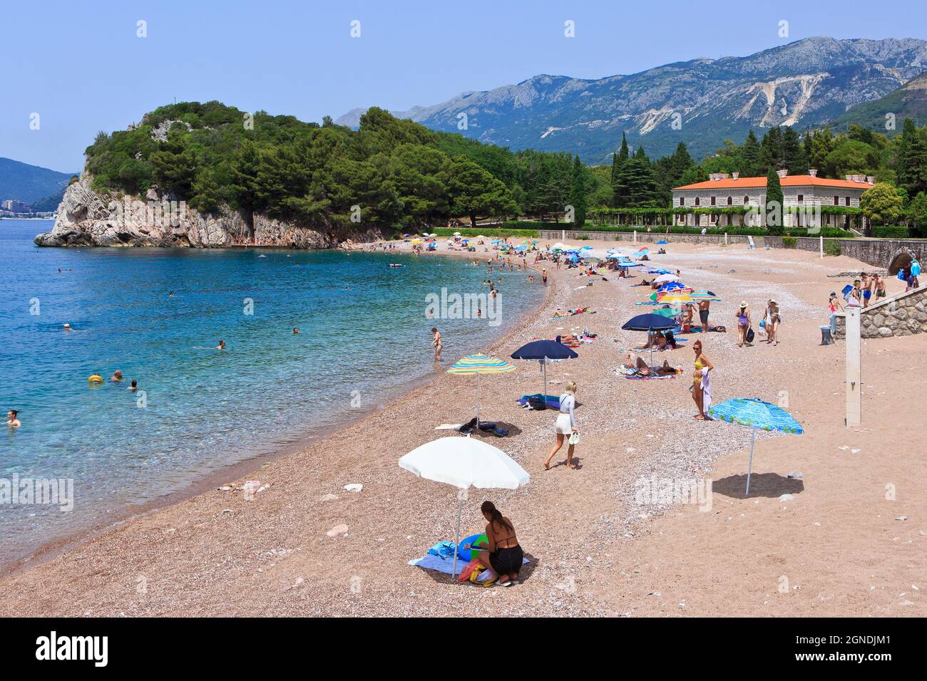 Vue panoramique sur l'ancienne résidence d'été de la Reine Maria de Yougoslavie (1900-1961) à la plage de la Reine à Sveti Stefan (Budva), Monténégro Banque D'Images