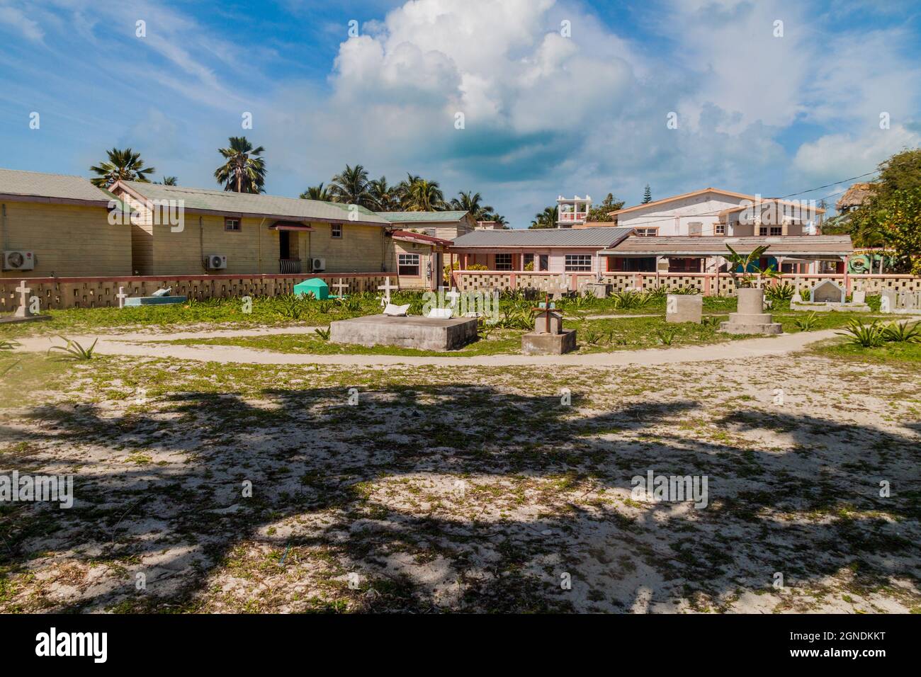Petit cimetière dans le village de Caye Caulker, Belize Banque D'Images