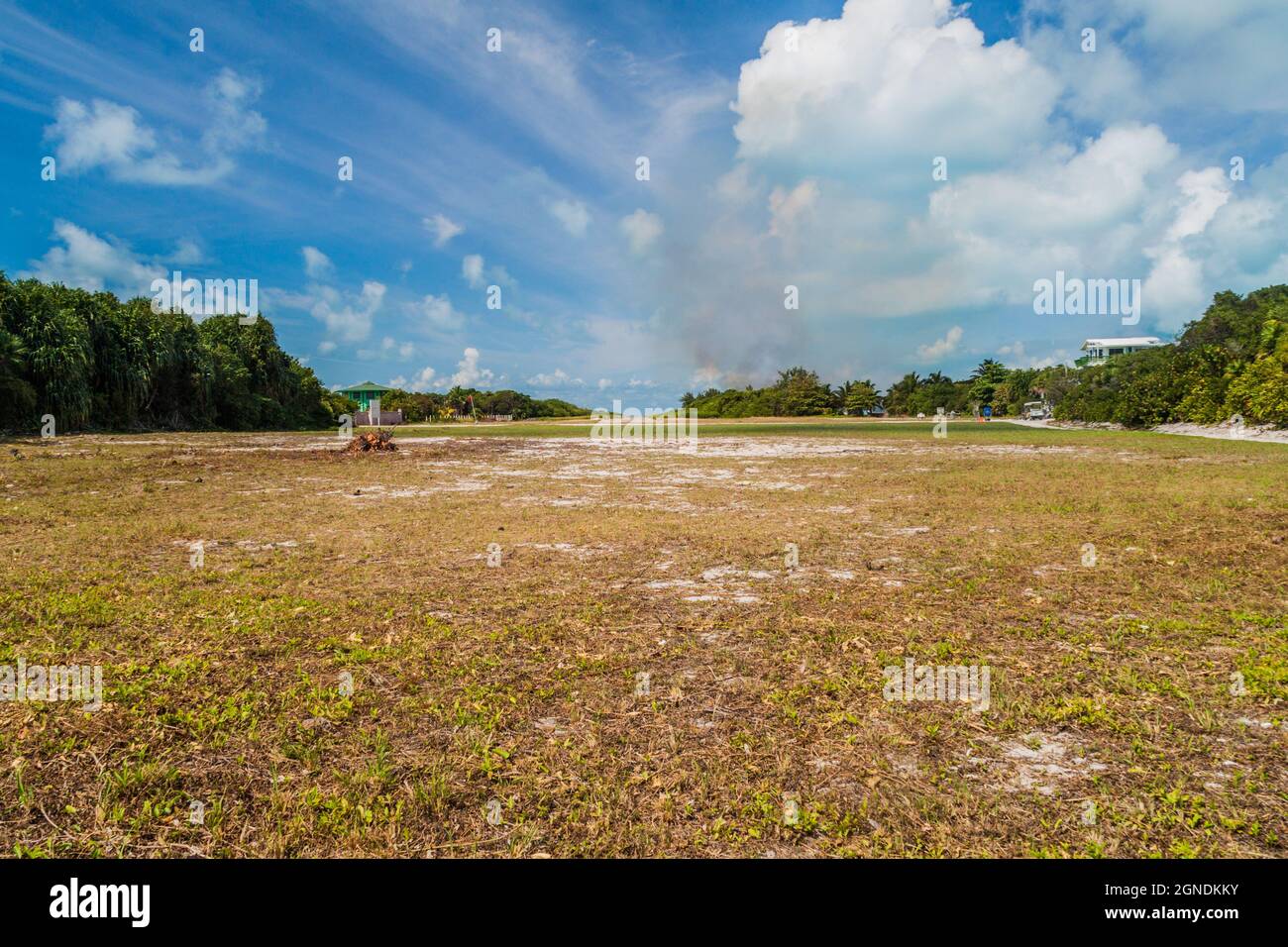 Vue sur une piste d'atterrissage de l'île Caye Caulker, Belize Banque D'Images