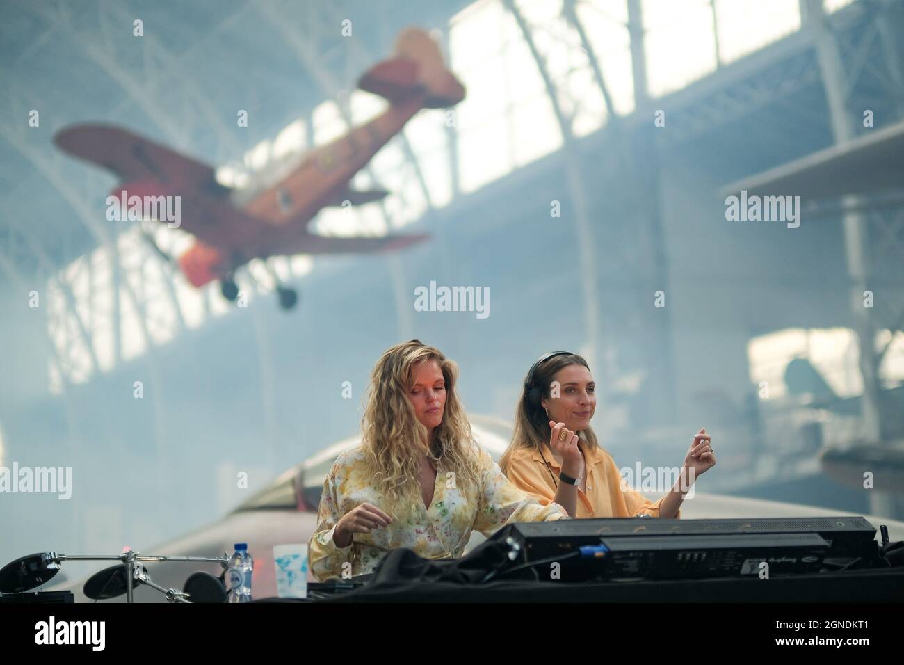 Bruxelles, Belgique. 24 septembre 2021. Des disc-jockeys sont vus pendant le salon de musique électronique IIIMAGINE au Hall de l'aviation du Musée royal des forces armées et de l'histoire militaire à Bruxelles, Belgique, le 24 septembre 2021. Credit: Zhang Cheng/Xinhua/Alay Live News Banque D'Images