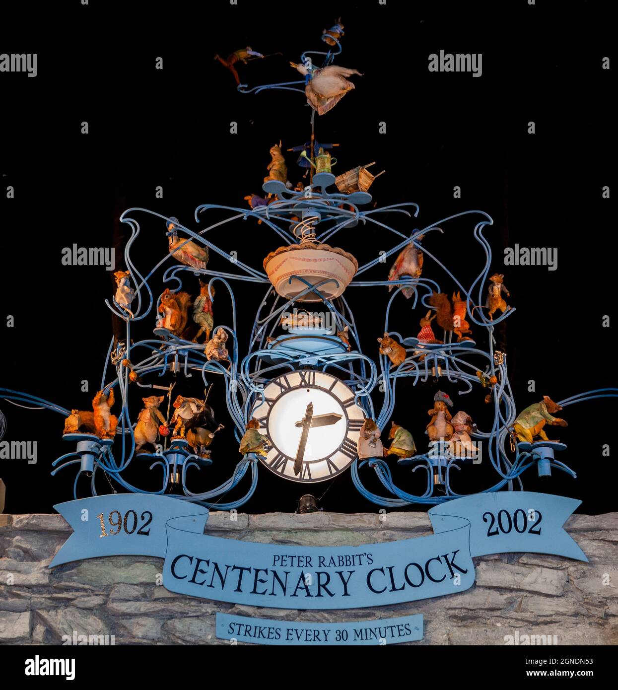 Horloge centenaire de l'attraction World of Beatrix Potter dans le quartier des lacs anglais. Banque D'Images