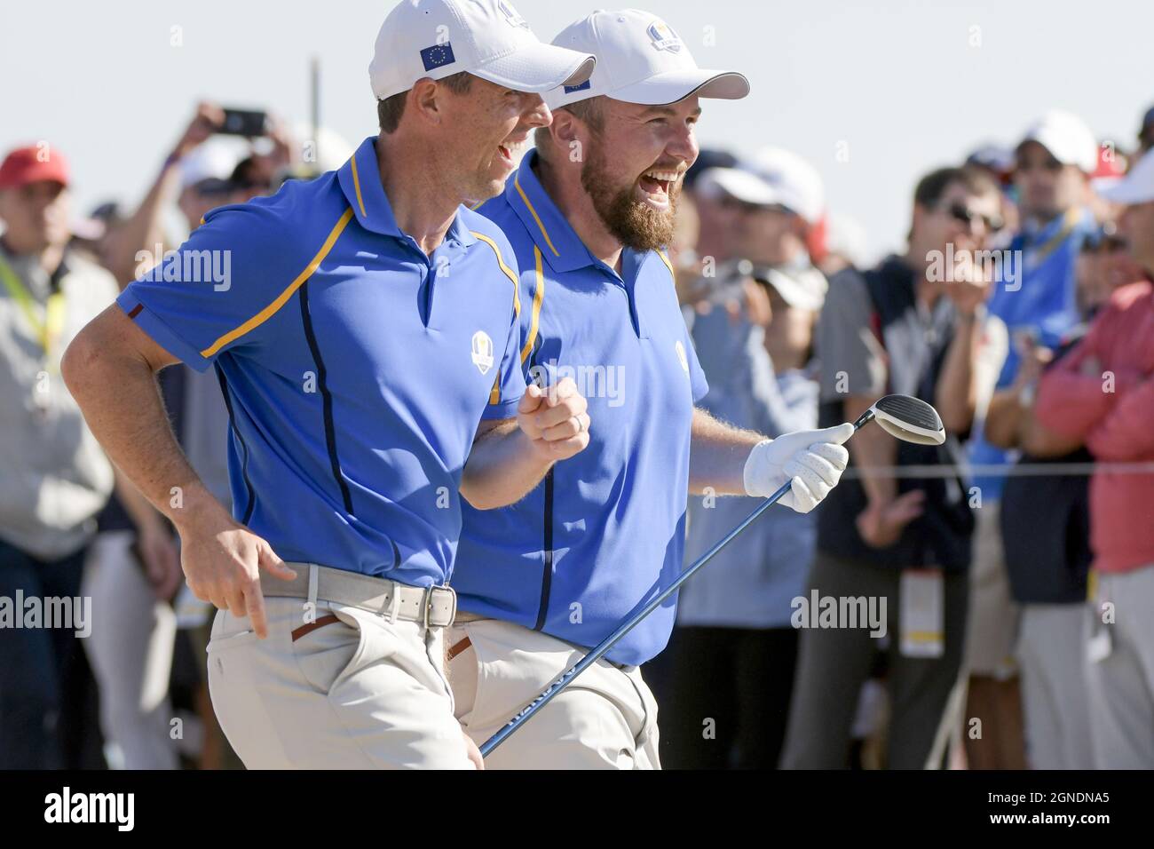 Kohler, États-Unis. 24 septembre 2021. Rory McIlroy et Shane Lowry de l'équipe Europe célèbrent la conduite de Lawry à partir du 9e tee du Friday four ball de la 43ème Ryder Cup à Whistling Straits le vendredi 24 septembre 2021 à Kohler, Wisconsin. Photo par Mark Black/UPI crédit: UPI/Alay Live News Banque D'Images