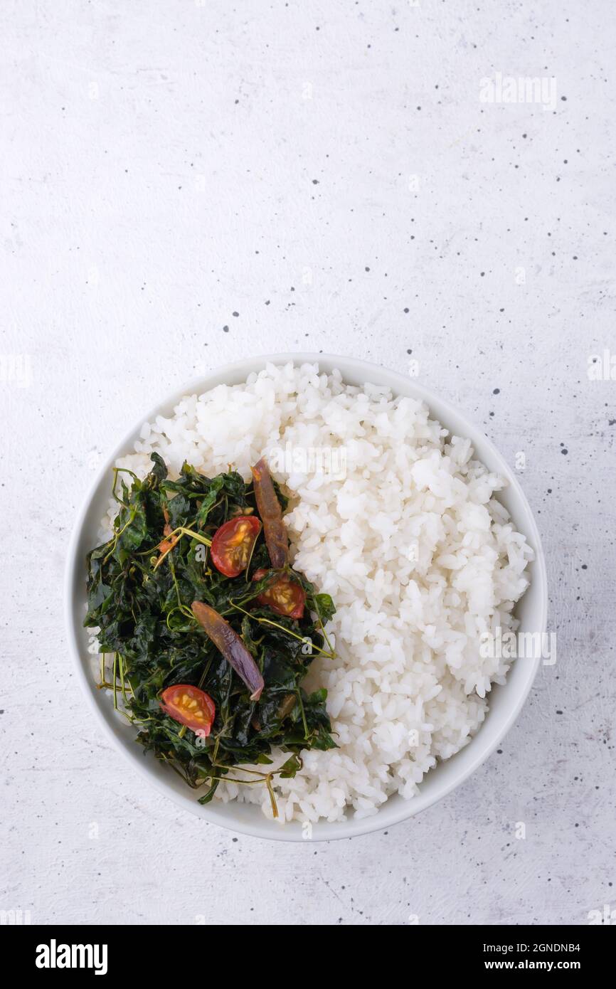 montgolfière ou amour dans un curry de feuilles, également connu sous le nom de mudakathan, mélangé avec des oignons, des tomates et des piments et tempéré avec de l'huile Banque D'Images