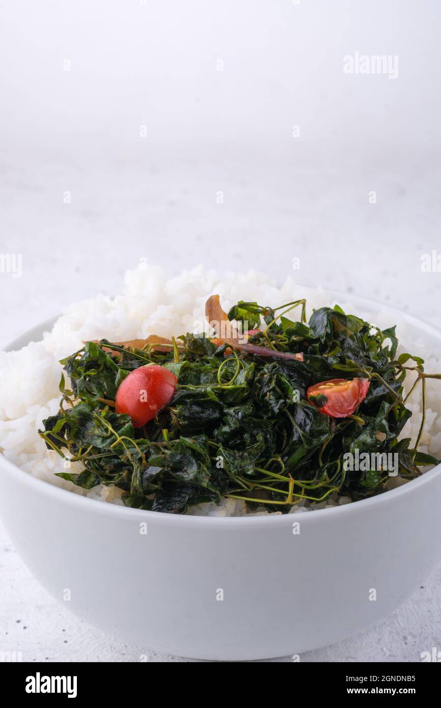 montgolfière ou amour dans un curry de feuilles, également connu sous le nom de mudakathan, mélangé avec des oignons, des tomates et des piments et tempéré avec de l'huile Banque D'Images