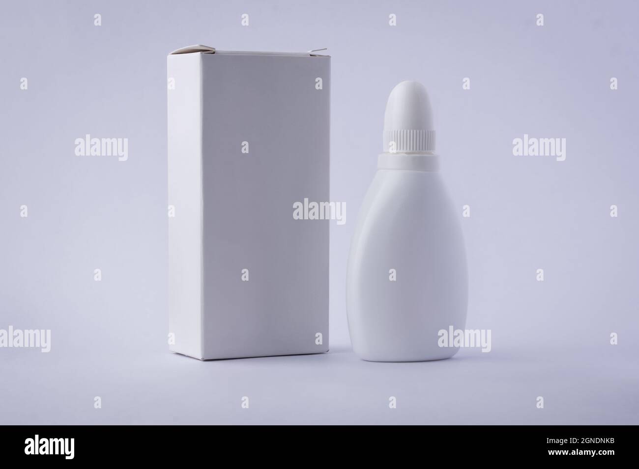 flacon pulvérisateur nasal avec gabarit de maquette de boîte, solution saline ou antiseptique pour le virus, rhume et allergies, pulvérisateur liquide en plastique Banque D'Images