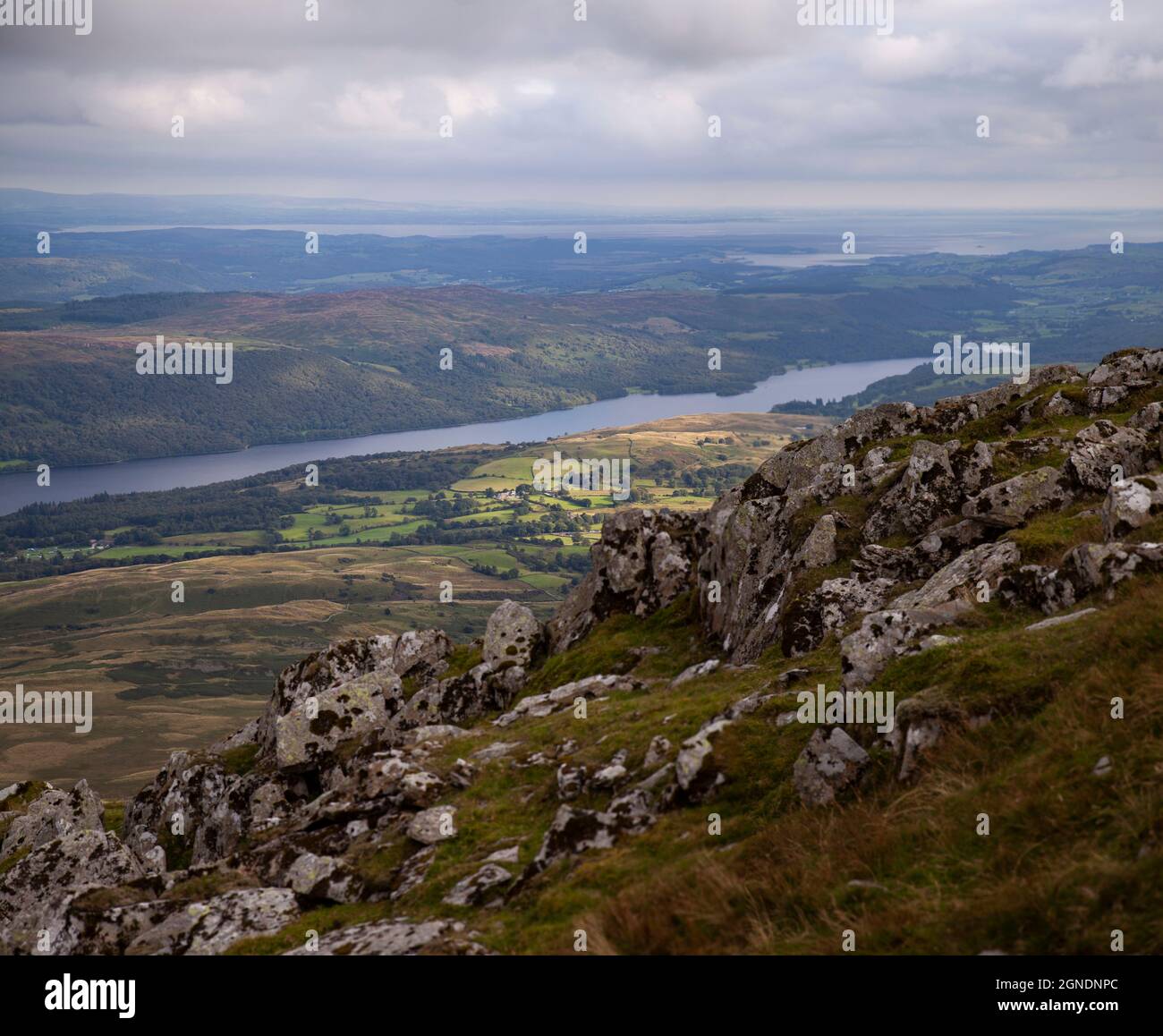 Vue depuis le sommet du vieil homme de Coniston dans le quartier du lac anglais à Cumbria.populaire pour la marche de chute. Banque D'Images