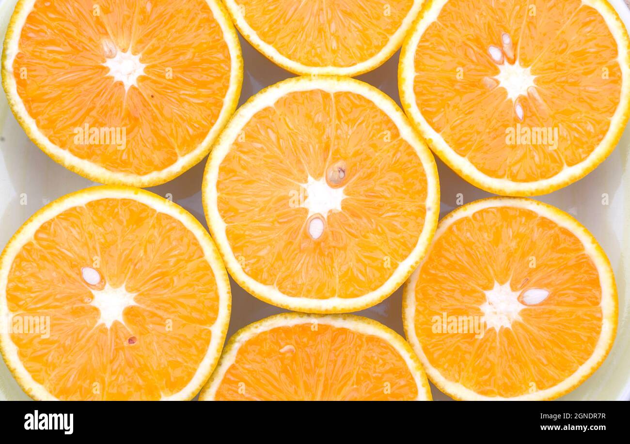 photo d'oranges fraîches coupées en deux sur une assiette Banque D'Images