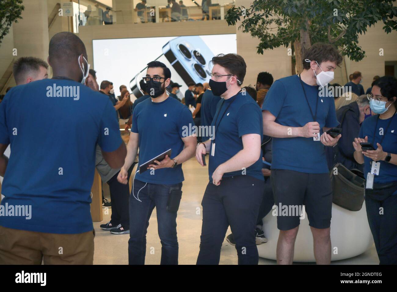 Le personnel d'Apple aide les gens du public car ils montrent beaucoup d'intérêt dans l'Apple Store de Regent Street, Londres, le premier jour de sortie de l'iPhone 13. (Photo de Martin Pope / SOPA Images / Sipa USA) Banque D'Images