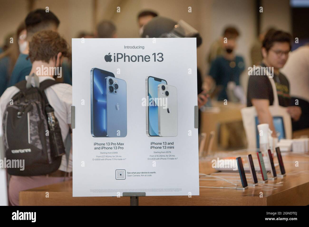 Londres, Royaume-Uni. 24 septembre 2021. Une affiche de l'iphone 13 comme  les gens montrent beaucoup d'intérêt dans l'Apple Store à Regent Street,  Londres le premier jour de sortie de l'iPhone 13. (Photo