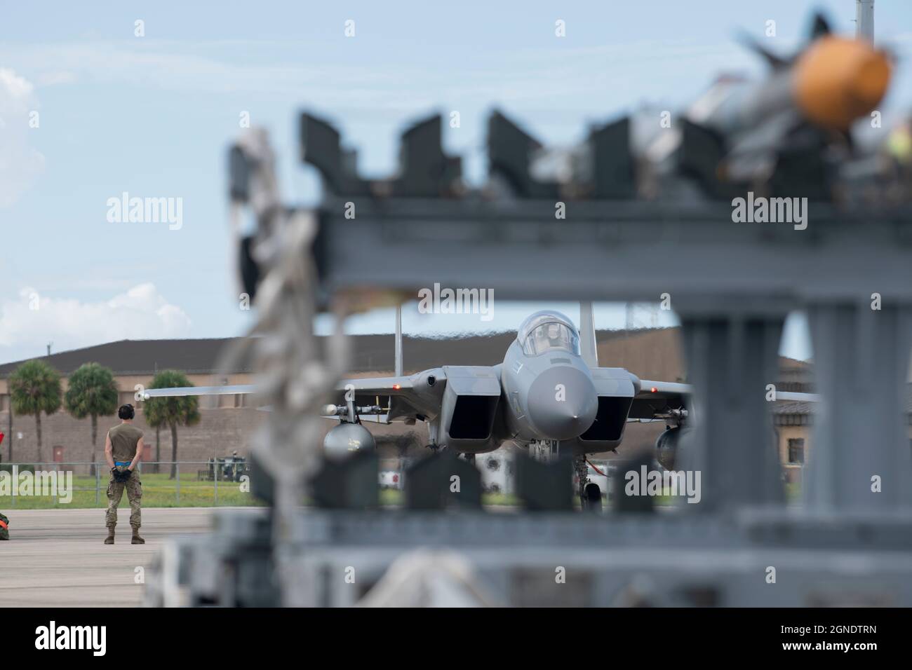 Un Airman de la Force aérienne des États-Unis, affecté à la base de la Garde nationale aérienne de Jacksonville, en Floride, attend de rassembler un aigle F-15C lors d'une série de décollages au cours du programme d'évaluation du système d'armes est 21.12 à la base de la Force aérienne de Tyndall, en Floride, le 20 septembre 2021. Le WSEP, exploité par le 53e Groupe d’évaluation des armes, est une évaluation officielle de la capacité d’un escadron de mener des missions d’incendie direct air-air dans un environnement d’entraînement afin de préparer les pilotes et les officiers des systèmes d’armes au combat. (É.-U. Photo de la Force aérienne par le sergent d'état-major. Betty R. Chevalier) Banque D'Images