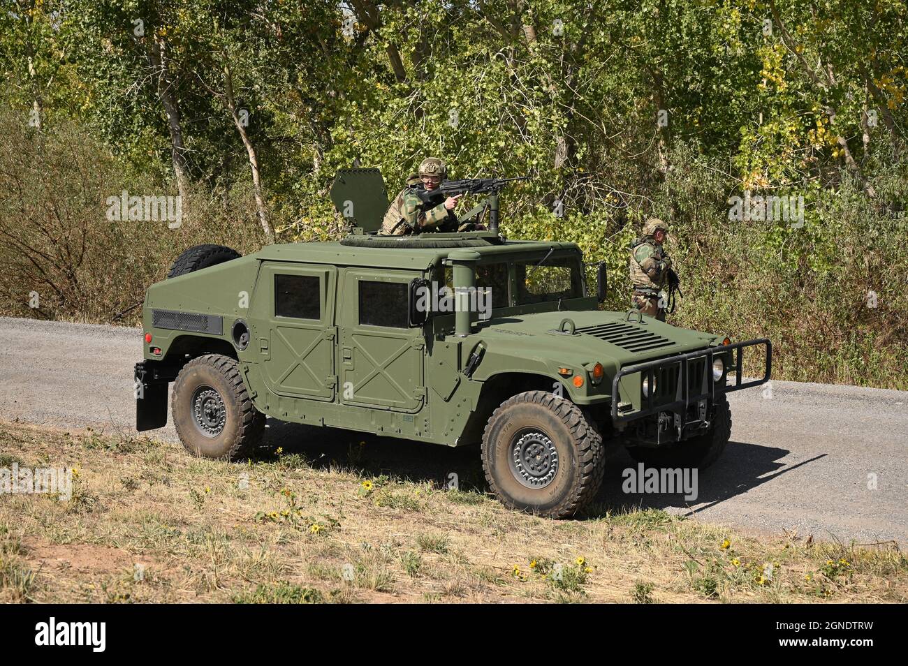 Les défenseurs du 75e Escadron des forces de sécurité effectuent des opérations de convoi au cours d'un exercice de préparation à la base aérienne de Hill, Utah, le 23 septembre 2021. Les escadrons de la 75e Escadre de la base aérienne ont participé à un exercice de préparation de phase II où ils ont été évalués tout en effectuant des tâches dans un environnement austère. (É.-U. Photo de la Force aérienne par R. Nial Bradshaw) Banque D'Images