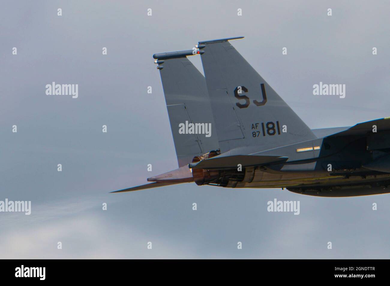 Un aigle de grève F-15E de la Force aérienne des États-Unis affecté au 335e Escadron de chasse, à la base aérienne de Seymour Johnson, en Caroline du Nord, survole la base aérienne de Tyndall, en Floride, le 20 septembre 2021. Tyndall a accueilli le 335e FS, le 159e FS et le 433e Escadron d'armes pour le Programme d'évaluation du système d'armes est 21.12. (É.-U. Photo de la Force aérienne par le sergent d'état-major. Betty R. Chevalier) Banque D'Images