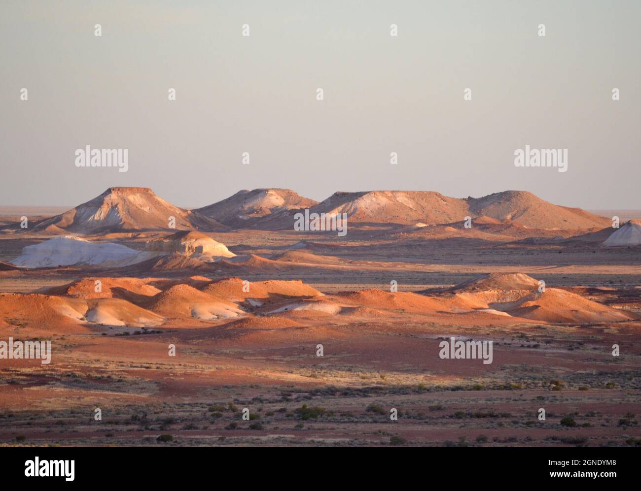 Magnifique coucher de soleil sur les sables colorés et mesa de la chaîne de montagnes Breakaways dans l'Outback de l'Australie méridionale près de la ville minière d'opale de Coober Pedy Banque D'Images