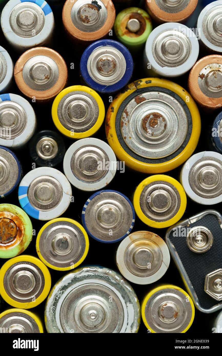 Vue rapprochée en plan de la batterie usagée. Concept de déchets dangereux électroniques. Arrière-plan des piles Banque D'Images