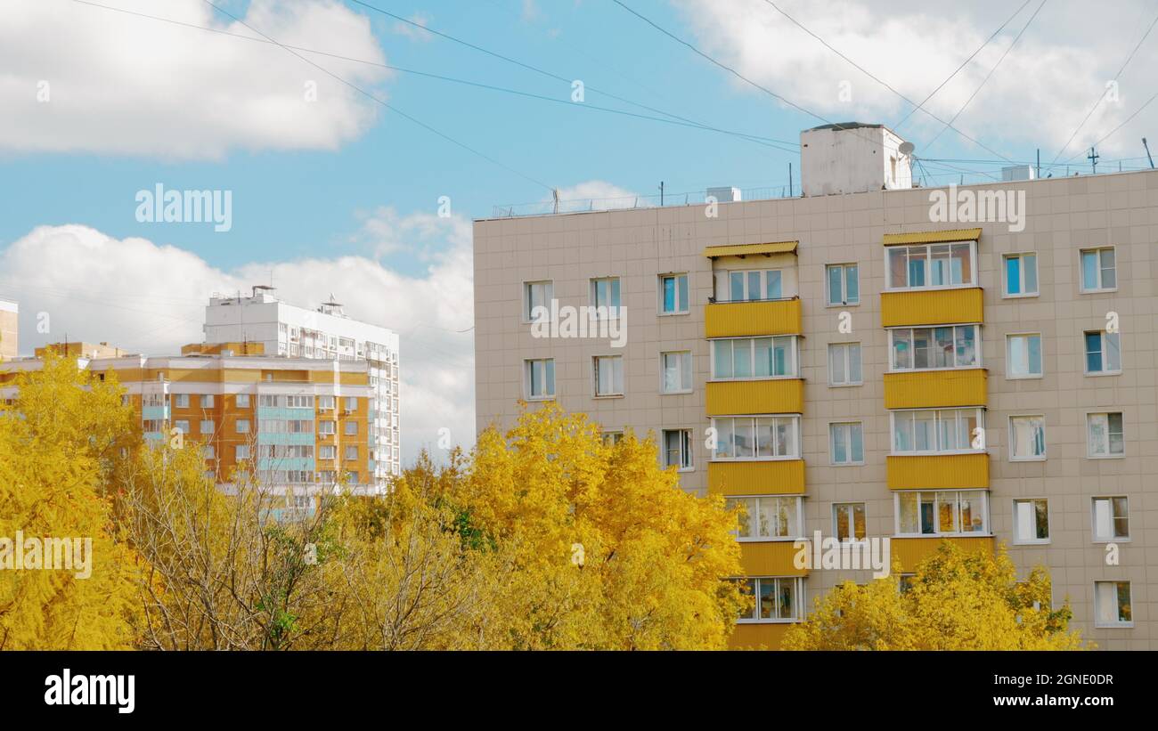 Maisons d'appartements et arbres jaunes en automne Banque D'Images Maisons d'appartements et arbres jaunes en automne Banque D'Images