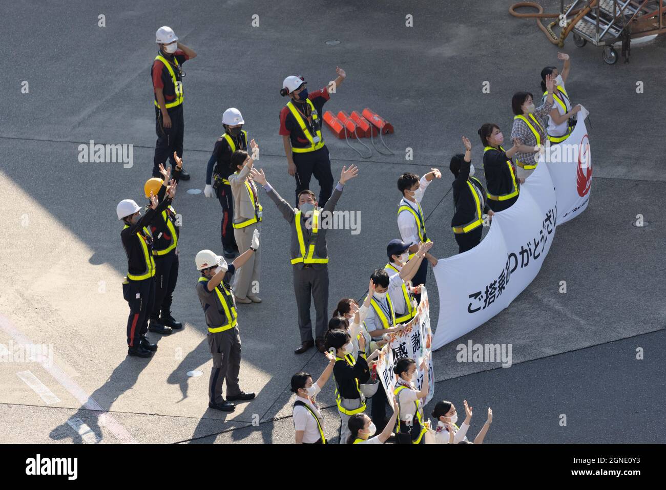 Tokyo, Japon. 24 septembre 2021. Les employés de JAL remercient les passagers d'avoir utilisé Japan Airlines sur le tarmac du terminal de l'aéroport Haneda 1.après la fin des Jeux olympiques et paralympiques de Tokyo en 2020, l'aéroport de Haneda est revenu dans son état calme tandis que l'état d'urgence de Tokyo continue (photo de Stanislav Kogiku/SOPA Images/Sipa USA) crédit: SIPA USA/Alay Live News Banque D'Images