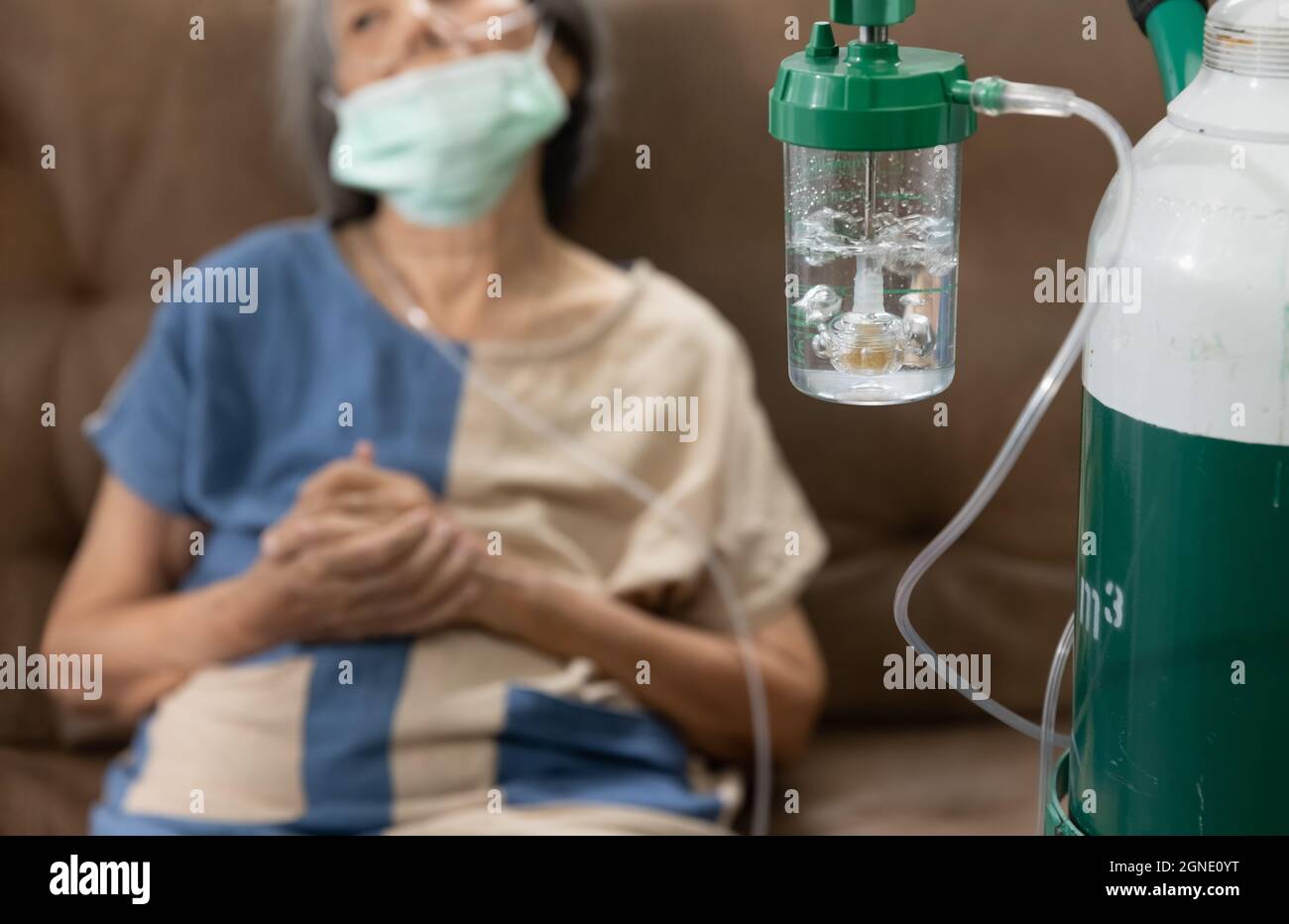 Femme âgée portant une canule nasale d'oxygène à la maison. Banque D'Images