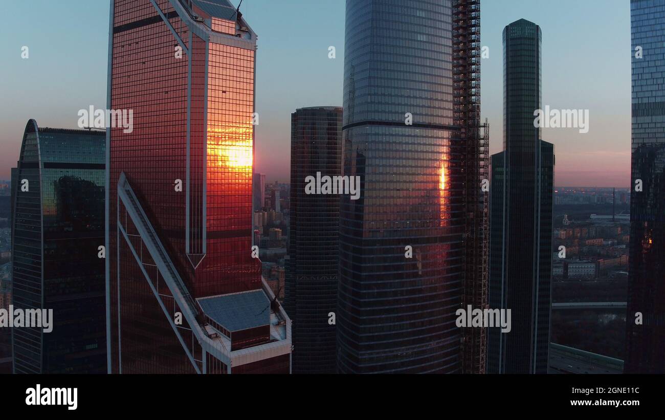 Coucher de soleil dans un gratte-ciel miroir Banque D'Images Coucher de soleil dans un gratte-ciel miroir Banque D'Images