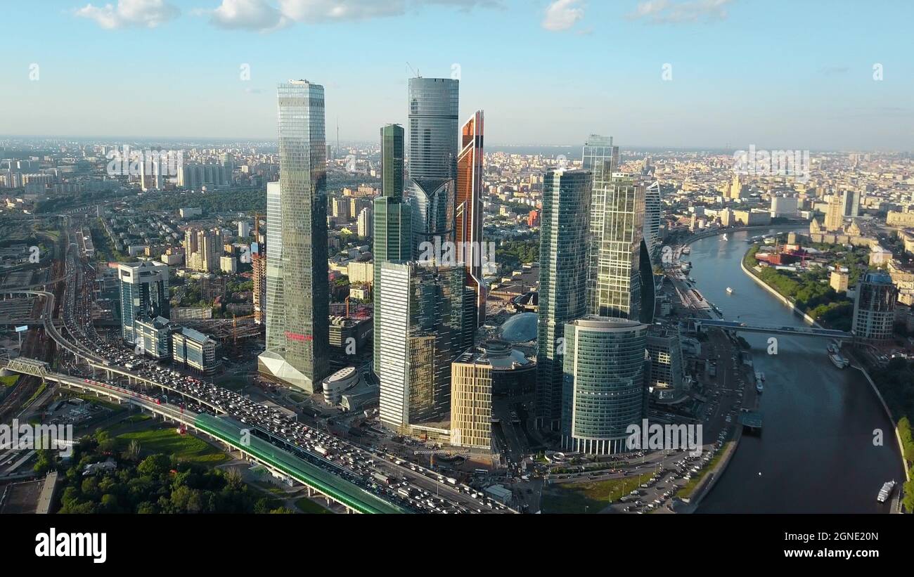 Vue aérienne de Moscou, Russie. Paysage urbain avec centre d'affaires, circulation et rivière Banque D'Images Vue aérienne de Moscou, Russie. Paysage urbain avec centre d'affaires, circulation et rivière Banque D'Images