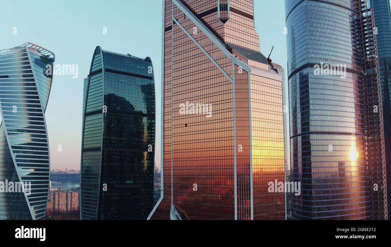 Gratte-ciels de bureau dans le centre d'affaires de Moscou au coucher du soleil, vue aérienne Banque D'Images Gratte-ciels de bureau dans le centre d'affaires de Moscou au coucher du soleil, vue aérienne Banque D'Images