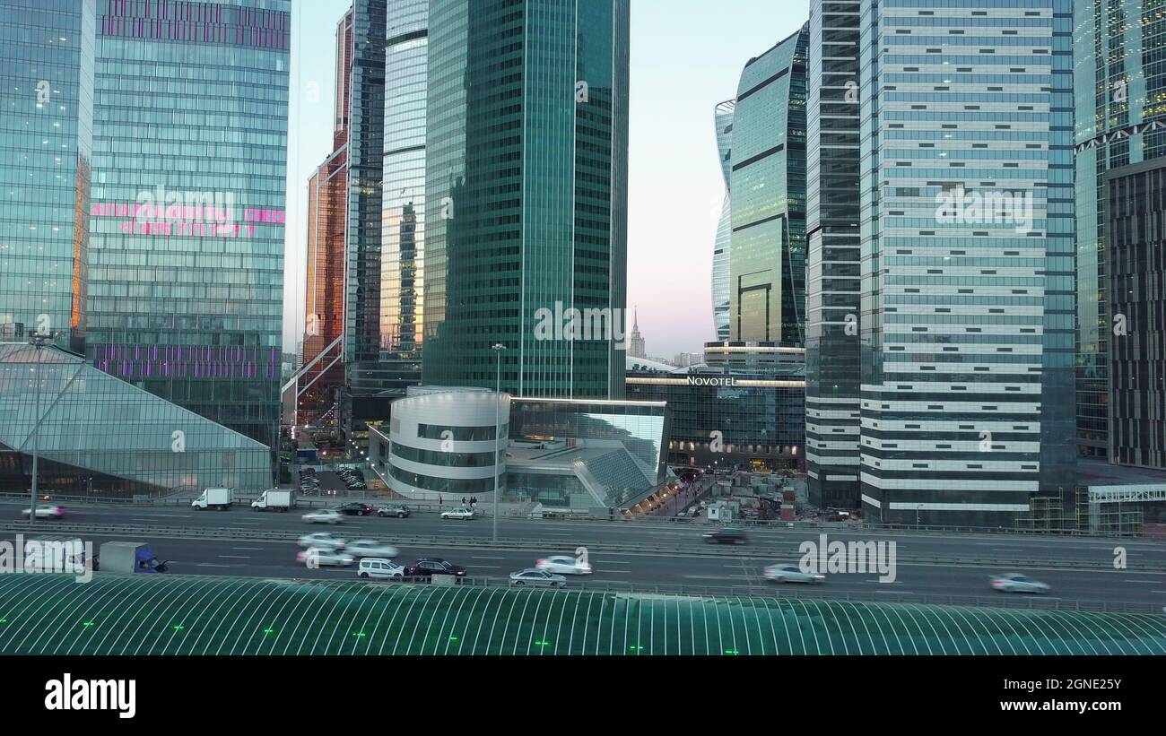 Paysage urbain de Moscou avec circulation routière et centre d'affaires, Russie Banque D'Images Paysage urbain de Moscou avec circulation routière et centre d'affaires, Russie Banque D'Images