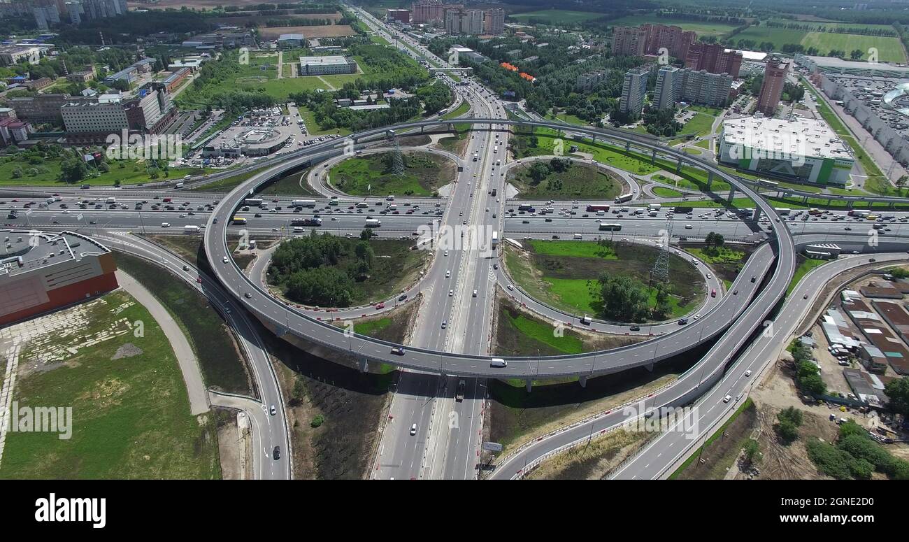 Intersection de Cloverleaf avec passage de roue circulaire, vue aérienne Banque D'Images Intersection de Cloverleaf avec passage de roue circulaire, vue aérienne Banque D'Images