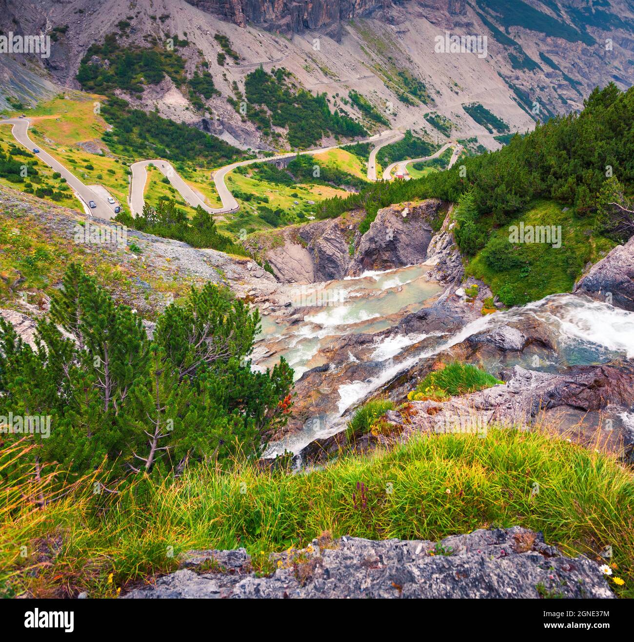 Petite chute d'eau au sommet de la célèbre route italienne Stelvio High Alpine, altitude de 2,757 m au-dessus du niveau de la mer. Col du Stelvio, Tyrol du Sud, province du SO Banque D'Images