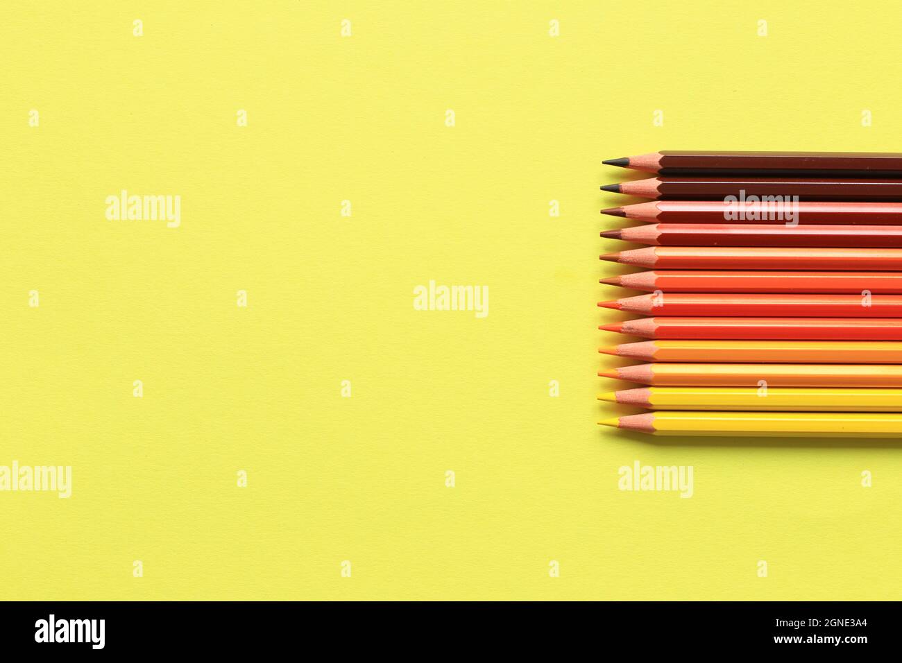 Crayons de couleur sur fond coloré. Un jeu de crayons pour dessiner. Arrière-plan des crayons. Banque D'Images