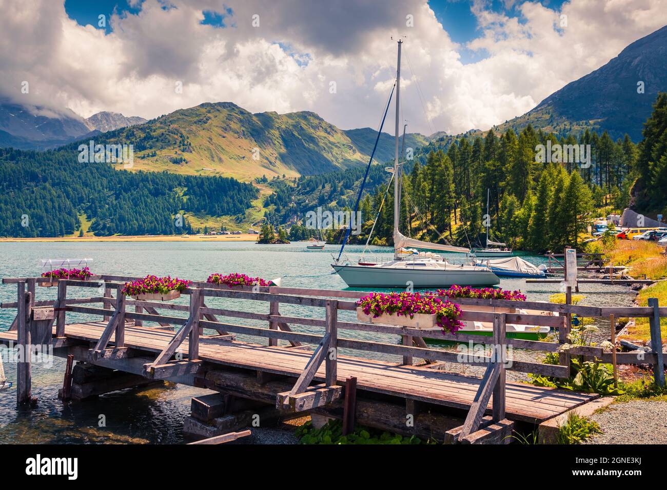 Jetée en bois sur le lac Sils avec yachts. Vue matinale colorée dans les Alpes suisses, col de Maloja, haute Engadine dans le canton des Grisons, Suisse, Euro Banque D'Images