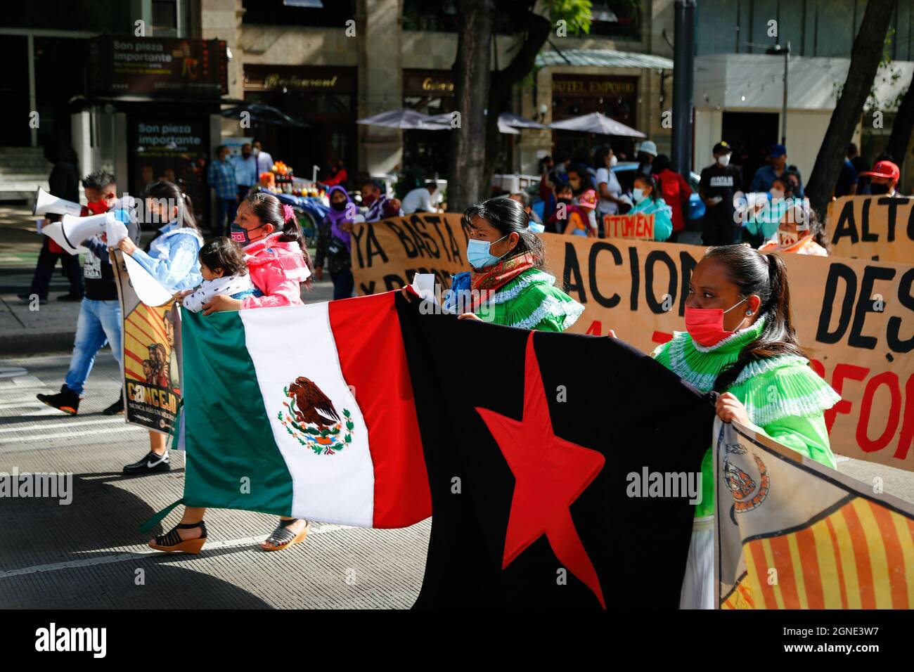 Mexique, Mexique. 24 septembre 2021. Des manifestants de la communauté Otomi dans Resistance and Rebellion défilent avec des bannières et des drapeaux lors d'une manifestation contre la violence sur EZLN au Mexique. L'Armée Zapatista de libération nationale (EZLN) a demandé une marche en raison de la situation politique au Chiapas, car elle a dénoncé l'enlèvement de deux membres de la délégation qui se renverraient en Europe, prétendument ordonné par le Gouverneur de Chiapas Rutilio Escandon Cadenas. Crédit : SOPA Images Limited/Alamy Live News Banque D'Images