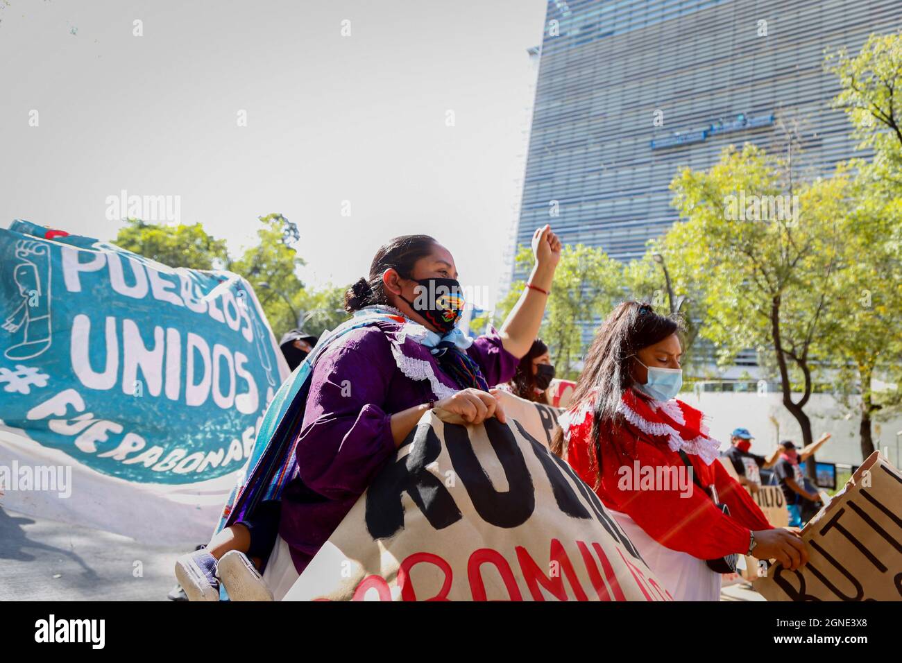 Mexique, Mexique. 24 septembre 2021. Des manifestants de la communauté Otomi dans Resistance and Rebellion défilent avec des banderoles lors d'une manifestation contre les violences sur EZLN au Mexique. L'Armée Zapatista de libération nationale (EZLN) a demandé une marche en raison de la situation politique au Chiapas, car elle a dénoncé l'enlèvement de deux membres de la délégation qui se renverraient en Europe, prétendument ordonné par le Gouverneur de Chiapas Rutilio Escandon Cadenas. Crédit : SOPA Images Limited/Alamy Live News Banque D'Images