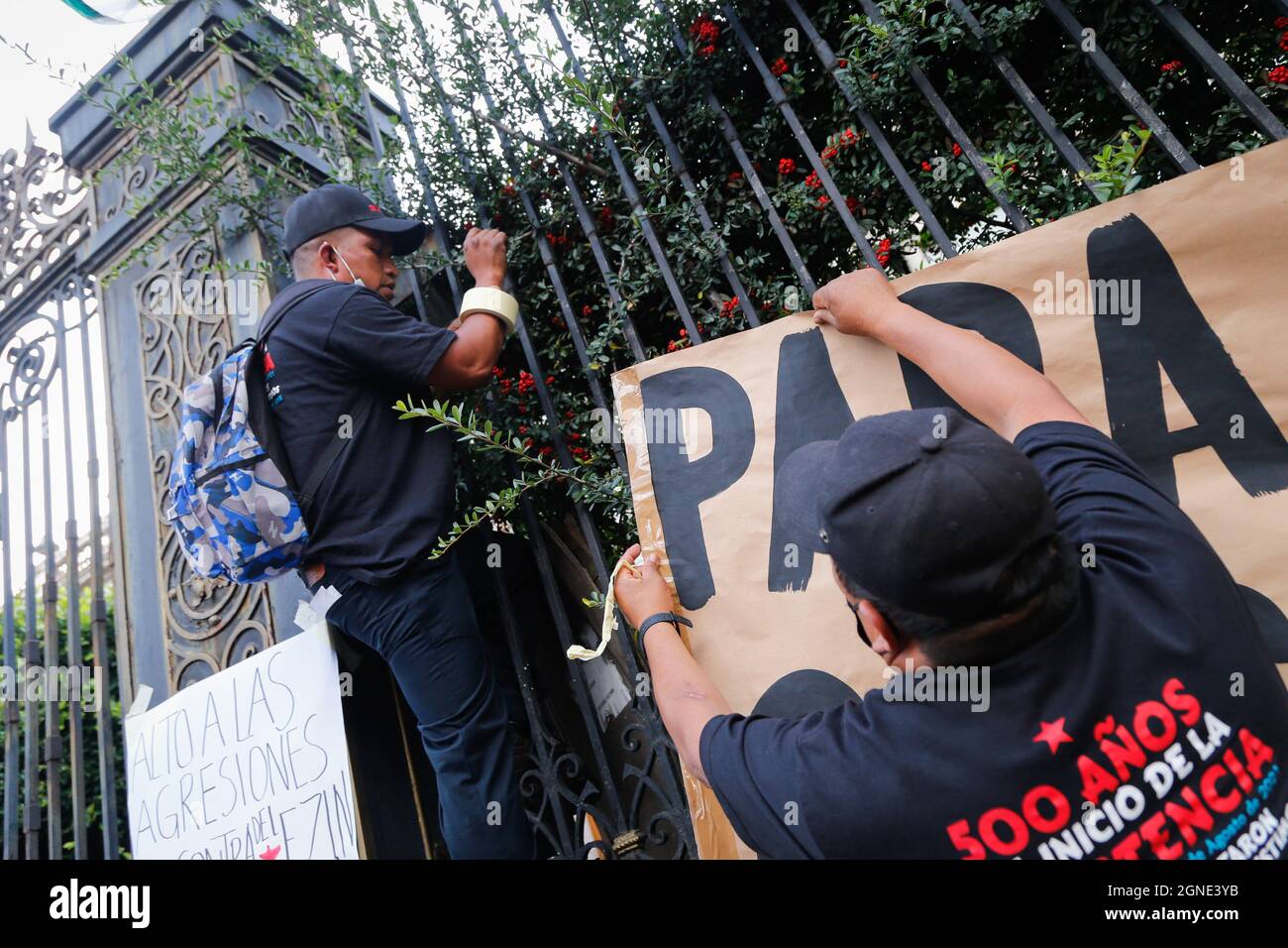 Mexique, Mexique. 24 septembre 2021. Les manifestants de Zapatismo ont mis un panneau devant le Secretaria de Gobernaci lors d'une manifestation contre la violence sur EZLN au Mexique. L'Armée Zapatista de libération nationale (EZLN) a demandé une marche en raison de la situation politique au Chiapas, car elle a dénoncé l'enlèvement de deux membres de la délégation qui se renverraient en Europe, prétendument ordonné par le Gouverneur de Chiapas Rutilio Escandon Cadenas. Crédit : SOPA Images Limited/Alamy Live News Banque D'Images