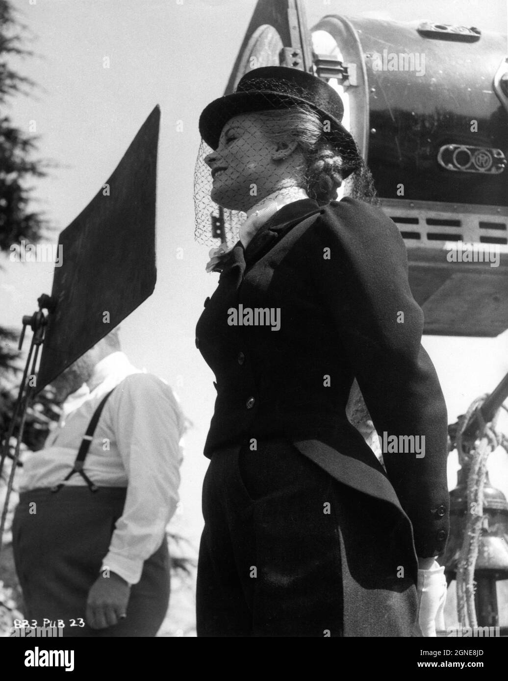 MARY URE sur le set Candid pendant le tournage de LA TEMPÊTE SUR LE NIL 1955 réalisateurs ZOLTAN KORDA et TERENCE JEUNE roman A.E.W. Scénario Mason R.C/. Sherriff producteur Zoltan Korda producteur exécutif Alexander Korda London film Productions / Independent film Producers (IFD) Banque D'Images