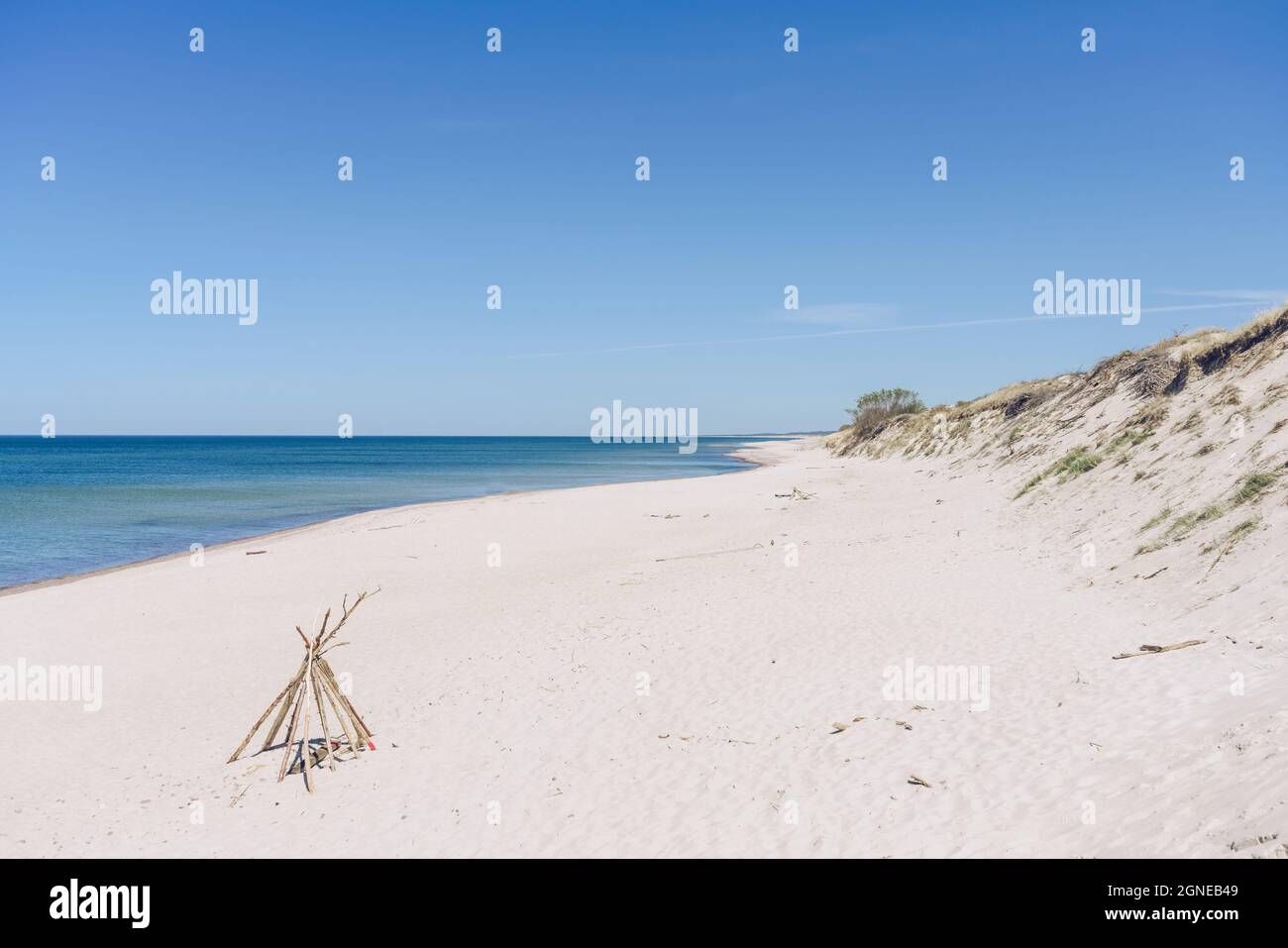 vue sur la plage de sable blanc par beau temps à la cronian spit Banque D'Images