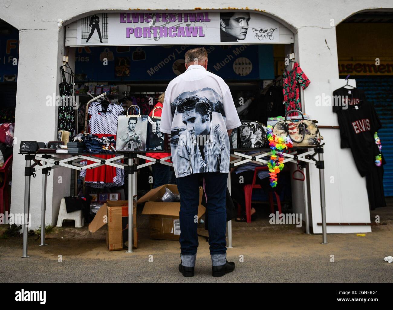 Un fan d'Elvis photographié dans un stand de marchandises au festival annuel d'Elvis à Porthcawl, au sud du pays de Galles, car il fait un retour pour la première fois depuis le début de la pandémie ce week-end. L'événement voit des milliers de fans d'Elvis affluer vers la ville balnéaire pour célébrer la musique et la vie du « roi ». Banque D'Images