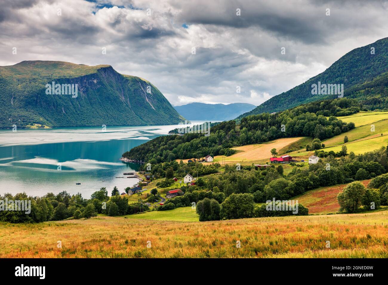 Campagne typique paysage norvégien. Matin d'été Summy en Norvège, Europe. Beauté de la nature concept fond. Style artistique post-traité ph Banque D'Images