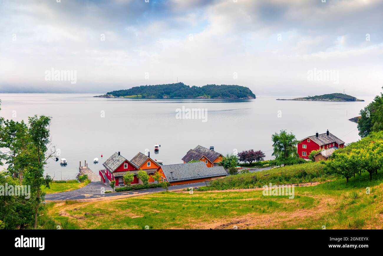 Campagne typique paysage norvégien. Matin d'été Summy en Norvège, Europe. Beauté de la nature concept fond. Style artistique post-traité ph Banque D'Images